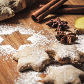 Zázvorky

Suroviny:

150g krupice
150g hladké mouky
půl lžičky kypřícího prášku
1 lžička strouhané kůry z BIO citrónu
3g mletého zázvoru
2g mletého kardamomu
1 vejce
1 vaječný žloutek

Postup:

Ušlehejte dohladka cukr, citrónovou kůru, zázvor, kardamom, vejce a vaječný žloutek. Šlehejte asi deset minut. Poté přidejte mouku, kypřící prášek a vypracujte těsto. Zabalte jej do potravinové fólie a dejte na hodinu do lednice.

Po vyjmutí z lednice nechte těsto změknout. Na pomoučeném válu vyválejte asi 3 mm silný plát. Vykrajujte hvězdičky, které poklaďte na plech vyložený pečícím papírem.

Dejte péct do předehřáté trouby na 170 stupňů na dobu 10-15 minut.