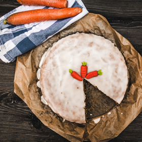 Švýcarský mrkvový koláč

Suroviny:

300 g cukr krupice
250 g strouhané mrkve
300 g strouhaných mandlí
50g hladké mouky
5 vajec
2 lžičky prášku do pečiva
strouhaná kůra z BIO citrónu
sůl
olej a polohrubá mouka na vysypání formy

Postup:

Žloutky vyšlehejte z cukrem dohladka, přidejte citrónovou kůru a špetku soli. 

Mrkev nastrouhejte na jemno a z bílků vyšlehejte tuhý sníh. 

Do utřených žloutků vmíchejte mrkev, mandle, mouku a nakonec přidejte vyšlehaný sníh.

Do vymazané a vysypané formy o průměru 26 cm vylijte těsto. Pečte v předehřáté troubě na 170 stupňů po dobu 40-50 minut.