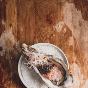 Ústřice se sójovým kaviárem, ředkvičky a šalotkový vinaigrette.