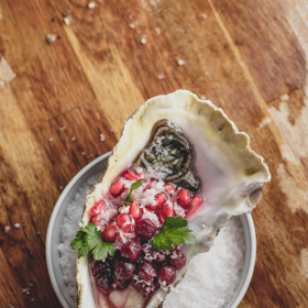 Ústřice zvýrazní řepa s granátovým jablkem a čerstvě strouhaný křen.