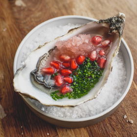 Ústřice zvýrazní řepa s granátovým jablkem a čerstvě strouhaný křen.