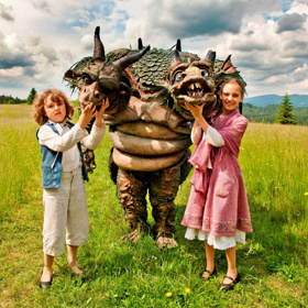 Vypráví o vzniku království Draka, velké lásce princezny Adélky a prince Janka, o letité kletbě a strašlivém Drakovi, o zlém skřítkovi Blivajzovi, ale i o tajemství Pomněnkové louky, ztraceném dračím vejci a párku klokanů.