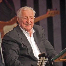 Pavel Bobek trávil své dětství v pražském Břevnově. Jeho otec Václav byl stavebním inženýrem a měl také hudební nadání (hrál na piano a působil coby kapelník místní břevnovské kapely).