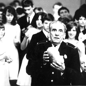 Hoří, má panenko je slavná komedie Miloše Formana, v níž se tancuje, krade a hasí, z roku 1967. 