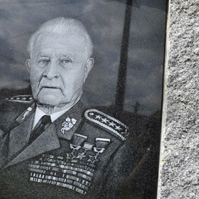 Ludvík Svoboda byl československý voják a politik. Během druhé světové války vedl jako brigádní generál 1. československý armádní sbor na východní frontě. Po osvobození Československa byl v letech 1945 až 1950 ministrem národní obrany. Po dlouhých letech v ústraní byl v roce 1968 zvolen prezidentem Československé socialistické republiky.