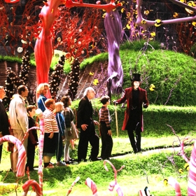 Měl narozeniny a dostal Wonkovu čokoládu, ale kupon v ní nebyl a Karlík byl zklamaný. 