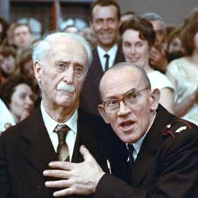  Pamflet o společnosti, ve které přestávají fungovat kamufláže, ale není si schopná přiznat pravý stav věcí, se tehdy stal synonymem společensky podvratného filmového cynismu - proti filmu například zcela oficiálně protestovali čeští hasiči.