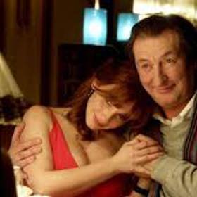 O to víc pak nechápe naivitu svého nesnesitelně korektního zetě Ondřeje, který pro samé svědomité plnění povinností nevnímá, jak nebezpečně se jeho žena Alice začíná nudit. 