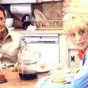 Když se u pláží rekreačního městečka začnou ztrácet lidé a moře vyplaví tělo kosatky s obřími kousanci, je si policejní náčelník jistý, že se opět objevil bílý lidožravý žralok. I přes jeho naléhání však vedení města odmítá uzavřít pláže a vyhlásit pohotovost.