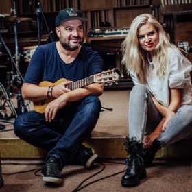 Nikol Štíbrová a Ivan Tásler se slovenskou skupinou IMT Smile vydávají společný duet.  