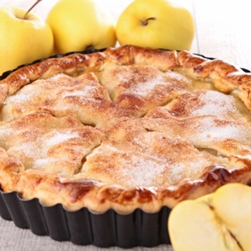 Jablečný koláč z haluškového těsta

Potřebujete:
Na těsto: 1 balení Halušek Labeta, 1 kávová lžička Kypřicího prášku do pečiva Labeta, 120 g cukru, 130 g tuku na pečení, 130 ml vody
Na náplň: 4 oloupaná a nahrubo strouhaná jablka 1 kávová lžička skořice, 2 vanilinové cukry Labeta, cukr dle chuti

Postup: 
Všechny ingredience na těsto smícháme a vypracujeme těsto, které rozdělíme na 2 díly. Oba díly rozválíme dle velikosti plechu. Na plech vyložený pečicím papírem položíme jeden díl a posypeme náplní, kterou připravíme promícháním potřebných ingrediencí. Vše přiklopíme druhým dílem rozváleného těsta. Povrch propícháme vidličkou a pečeme v troubě předehřáté na 160 °C po dobu 20-25 minut. Po upečení pocukrujeme nebo ozdobíme polevou.
