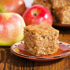 Jablkové řezy bez lepku

Potřebujete: 
200 g Univerzální směsi bez lepku Labeta, 100 g cukru, 2 vejce, 50 g rozpuštěného másla, 150 g strouhaných jablek, 2 lžíce mléka, hrst rozinek, 2 lžičky Kypřicího prášku do pečiva bez lepku Labeta

Postup: 
Všechny suroviny smícháme, těsto vlijeme na vymazaný a bezlepkovou moukou vysypaný menší plech a pečeme při 160 °C po dobu asi 35-40 minut.