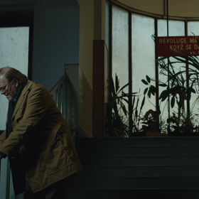 Vlach - životem unavený estébák bez iluzí o své práci i o sobě samém. 
