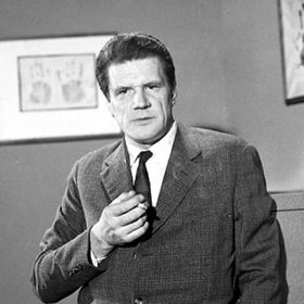 Jaroslav Moučka pocházel ze skromných poměrů a celý život ho to táhlo politicky nalevo. Přesto nesl velmi nelibě činnost svého bratra estébáka.