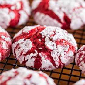 Jemně krémové máslové sušenky Red Velvet

Suroviny:
Hladká mouka 2+1/4 hrnku, krupicový cukr 2 hrnky, prášek do pečiva 2 lžičky, kakao 2 lžíce, sůl ¼ lžičky, krémový sýr – žervé 240 g, máslo z La Formaggeria Gran Moravia – změklé 4 Lžíce, 1 vejce, červená potravinářská barva 1 lžíce, moučkový cukr ½ hrnku

Postup:
Smíchat mouku, cukr, kakao, prášek do pečiva a sůl tak, aby bylo vše spojené. Pomocí ručního šlehače našlehat máslo a žervé dohladka. Přidat vejce a potravinářskou barvu. barvu. Suché ingredience přisypat ke krému a dobře promíchat. Těsto zabalit do folie a dát do ledničky alespoň na dvě hodiny. Předehřát troubu na 180 stupňů a dva plechy vyložit pečícím papírem. Do hl. talíře nasypat moučkový cukr. Z těsta tvořit střední kuličky, oválet v moučkovém cukru a položit na plech. Nechat alespoň 5 cm místa mezi sušenkami. Péct cca 10-12 minut. Poté vyndat z trouby, položit na rošt a nechat úplně vychladit.
