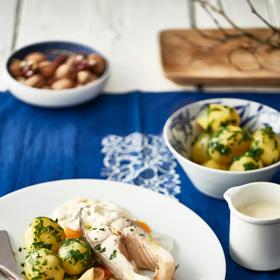Kapr se zeleninou

Suroviny:

Potřebujete vykuchaného kapra o váze 1,5 – 2 kg, lžíci másla, na kolečka nakrájenou cibuli, na plátky nakrájené: 3 stroužky česneku, papriku, rajče, dále sůl a mletý pepř, lžičku kmínu, lžičku oleje, citron a vařené brambory

Troubu předehřejeme na 180 stupňů. Mezitím kapra očistíme, odřízneme hlavu, ocas a ploutve. Tělo opláchneme, posypeme solí a pepřem a do břicha vložíme nakrájenou zeleninu s máslem. Kus alobalu odpovídající velikosti ryby potřeme olejem, rybu na něj položíme a posypeme kmínem. Poté ji pečlivě zabalíme, aby nevytekla šťáva. V troubě pak kapra pečeme 35 – 45 minut.
Po vyjmutí necháme plech zhruba 5 minut na vzduchu a pak opatrně alobal rozbalíme. Rybu naporcujeme a podáváme s citronem a vařenými bramborami. Šťávou z alobalu můžeme hotové jídlo pokapat.