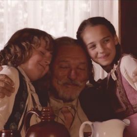 Když draka bolí hlava: Když se děti chystají přespat v jeskyni společně s dráčkem, objeví na zdi starou mapu. Čmoudík, jehož jedna hlava mluví česky a druhá slovensky, začne vyprávět příběh.