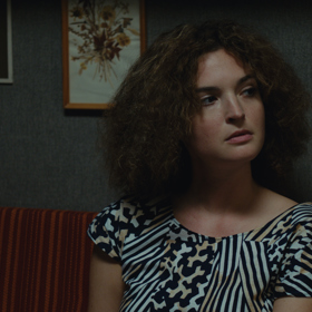 Miluška - Vlachova sekretářka. Bezstarostná, vtipná, má ráda život a fernet. Jako by jí vůbec nedocházelo, kde pracuje a v jaké době žije. Osud ji brzy donutí si to uvědomit.
