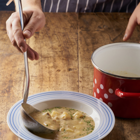 Krkonošské kyselo s houbami:

Suroviny:

800 g	kuřecí vývar
1 g		kmín celý
15 g		sušené houby
100 g		voda
200 g		brambor 
100 g		kvas
100 g		voda
30 g		vepřové sádlo
150 g	cibule
2 ks		vejce
pažitka.

Postup:

Sušené houby zalijte vodou a nechte 30 minut odstát.

Do kuřecího vývaru přidejte kmín, namočené sušené houby a brambory nakrájené na kostky. Uveďte do varu a vařte 10 minut. Pak přidejte kvas rozmíchaný s vodou. A vařte, dokud nejsou brambory měkké. 

Nakonec přidejte na sádlo cibuli nakrájenou na kostičky. Jenom zpěňte a přidejte vejce a umíchejte, ale tak, aby zůstala tekutá. Umíchaná vejce přidejte do polévky a nakonec nasekanou pažitku. Dle potřeby dosolte.

