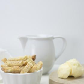 Křehké máslové tyčinky

Suroviny: 
200 g hladké mouky, 200 g vařených brambor, 200 g másla z La Formaggeria Gran Moravia, 1 ks vejce, Sůl
Na posyp: hrubozrnná sůl, sezam, sýr Gran Moravia z La Formaggeria Gran Moravia

Postup:
Na desku dáme mouku, sůl, studené, oloupané brambory, máslo a vytvoříme těsto, které rozválíme na tloušťku čtvrt cm. Vykrájíme tyčinky, dáme na plech, potřeme rozšlehaným vejcem, posypeme sezamem, solí, sýrem a v horké troubě na 180´C upečeme dozlatova. 
