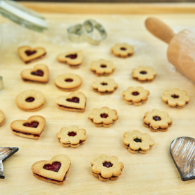 Linecké cukroví:

Máslo, žloutek, citronovou kůru a rozpuštěný med utřeme do pěny a poté přidáme mouku. Vypracujeme vláčné těsto a necháme nejlépe přes noc odpočinout v lednici.
Po vytažení z lednice necháme těsto chvíli povolit, vyválíme na cca 3 mm vysoký plát a formičkami na linecké cukroví vykrajujeme kolečka, srdíčka, hvězdičky apod., vždy v sudém počtu.
Pečeme ve vyhřáté troubě na 180 stupňů přibližně 10 minut. Upečené tvary slepujeme džemem. Linecké cukroví uschováme v chladu alespoň týden, aby se rozleželo.

Tip:
Mouku můžeme vyměnit za kokosovou, pohankovou či jinou bezlepkovou variantu.
