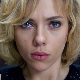 Nešťastná náhoda nebo spíš brutalita strážců, kteří ji mají hlídat před odletem, zapříčiní, že se zásilka roztrhne a její obsah se začne vstřebávat do Lucyina těla.