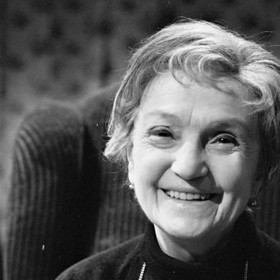 Marie Rosůlková jako babička a tchyně, Dana Medřická jako dcera a manželka a Zdeněk Řehoř jako zeť a manžel – vydařené trio z Takové normální rodinky (1971) se vedle sebe objevilo ve stejném obsazení i v televizním filmu Lalůček (1977).