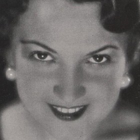 Herečka Marie Rosůlková ve třicátých letech. Když později bilancovala svoji kariéru, řekla krásnou větu: „Ptáte-li se, zda jsem někdy litovala, že jsem se stala herečkou, je to asi tak, jako byste se ptali, zda lituji, že jsem se narodila.“