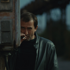 Berg - bývalý kriminalista, který se dosud nezbavil starých pracovních návyků. Moc toho nenamluví a má svá tajemství. Vlach je pro něj víc než jen nadřízený.