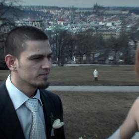 Sedm let štěstí, lásky i bolestivých pádů v životě Mirky a Kuby. Strhující zachycení soukromých dramat mladého českého páru.