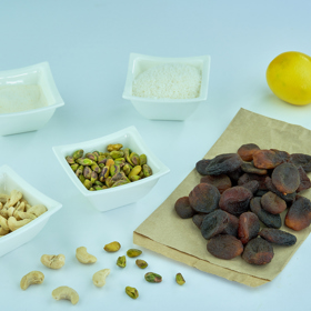 Meruňkové kuličky - ingredience

•	600 g sušených meruněk v bio kvalitě 
•	6 polévkových lžic citronové šťávy 
•	mandle na obalení: rozemleté mandle, rozemleté pistáciové oříšky, kokos
