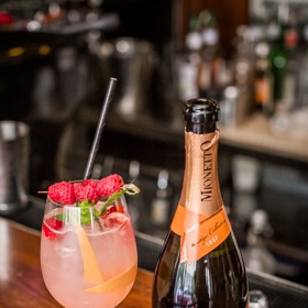 Mionetto Berry Spritz

80ml Prosecco Mionetto
40ml Tanqueray gin
10ml Bezinkový sirup
10ml Malinový sirup
10ml Čerstvá limetková šťáva
Dekor - Čerstvé maliny, máta a kůra citronu

Recept na tento koktejl vznikl ve spolupráci s pražským barem Aloha Bar.

