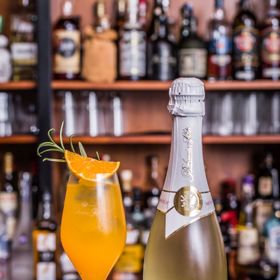 Mock Mimosa

Chcete na večírku pěkně pohostit abstinenta, řidiče nebo toho, kdo si právě dává podzimní detox? Připravte mu stylový nealkoholický koktejl. Abyste dosáhli požadované chuti drinku a zachovali příjemné perlení, přidejte nealkoholický Bohemia Sekt.

•	1 cl medová voda
•	5 cl čerstvá mandarinková šťáva
•	5–6 cl nealkoholický Bohemia Sekt
•	Rozmarýn a řez mandarinky na ozdobu

Postup: V kalíšku se středně teplou vodou si rozpustíme lžičku medu v poměru 1:1. Sklenici naplníme ledem. Poté přidáváme postupně mandarinkovou šťávu, medovou vodu a doléváme nealkoholickým Bohemia Sektem. Poté opatrně promícháme všechny suroviny a na závěr dozdobíme rozmarýnem a řezem mandarinky.

Tip Martina Vogeltanze: Pokud lehce opálíte rozmarýn, docílíte tak příjemného rozvonění této bylinky. 

