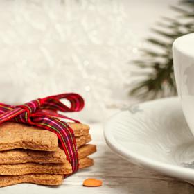 Mrkvové cukroví:
Suroviny:
200 g hladké mouky, 150 g másla z La Formaggeria Gran Moravia, 20 g namletých mandlí, 2 středně velké mrkve, 70 g cukru, půl lžičky mletého zázvoru, trocha vanilky, půl lžičky kypřicího prášku.
Příprava:
Máslo nechte při pokojové teplotě změknout a poté ho vyšlehejte s cukrem a vanilkou. Přidejte mouku, kypřicí prášek, zázvor a najemno nastrouhané mrkve. Vypracujte vláčné těsto a nechte je několik hodin odležet v ledničce. Poté těsto vyválejte na asi půl centimetru vysoký plát a formičkami vykrájejte různé tvary. Pečte v troubě předehřáté na 180 stupňů asi 15 minut. Cukroví můžete poprášit moučkovým cukrem, potřít rozpuštěnou čokoládou nebo slepit marmeládou.