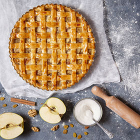 Mřížkový koláč bez lepku

Potřebujete:
Na těsto: 250 g Univerzální směsi bez lepku Labeta, 1 kávová lžička Kypřicího prášku do pečiva bez lepku Labeta, 75 g cukru, 100 g másla, 1 vejce, 3 lžíce vody
Na náplň: Skořicový cukr Labeta, 200 g nastrouhaných jablek

Postup:
Z uvedených suroviny připravíme těsto, které necháme 1 hodinu odležet v lednici. Poté polovinu těsta vyválíme a přeneseme na dno dortové formy. Přidáme nastrouhaný jablka a posypeme skořicovým cukrem. Druhou polovinu těsta vyválíme na plát a rozkrájíme na 1,5 cm široké pruhy, které skládáme do mřížky na jablka. Hotovou mřížku potřeme rozšlehaný vejcem. Pečeme pro 170 °C po dobu asi 20 minut.
