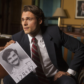 Vedle jeho příběhu jsou zmíněny i důležité události, které se v této době v Kolumbii odehrály. Vypravěčem příběhu je americký agent Národního úřadu pro kontrolu obchodu s drogami, Steve Murphy, který se snažil Escobara zadržet. 