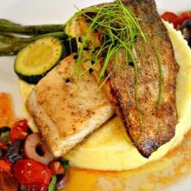 Úhoř na víně

Potřebujeme: 

800 – 1000 g úhoře (vykuchaného, staženého), 50 g másla, 50 g nakrájené anglické slaniny, mrkev, ¼ celeru, nakrájenou petržel, nakrájené 2 stroužky česneku, lžičku krupicového cukru, nové koření, pepř, sůl, bobkový list, tymián a v neposlední řadě 150 – 200 ml červeného vína

Troubu opět předehřejeme na 180 stupňů. Do pekáčku vložíme nasekanou zeleninu s kořením a posypeme cukrem. Směs necháme v troubě dozlatova opéct, jen občas promícháme.
Rybu naporcujeme na špalíčky a uděláme do nich několik zářezů. Kousky úhoře osolíme a vložíme je do pekáčku se zeleninou. Přidáme máslo a necháme směs zapéct. Nakonec podlijeme vínem a necháme rybu v zelenině dopéct doměkka dalších 10 – 15 minut. Podle chuti hotovou rybu ještě dokořeníme.