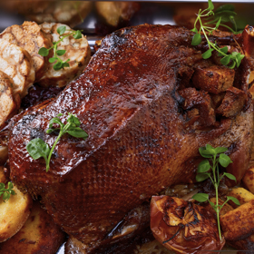 Suroviny:

3,5-4 kg mladá husa
celý kmín
3 ks jablka
sůl
pivní chléb OSSEGG /nebo jiný typ kváskového chleba/
100 g kachní nebo vepřové sádlo
rozmarýn, tymián
500 ml světlého piva OSSEGG.

Pivní bílé zelí:
1 menší hlávka bílého zelí /nahrubo nakrájet/
1 bílá cibule /najemno nakrájet/
2 lžíce másla
1 jablko / na kostičky nakrájet/
1 lžička kmínu
1 lžíce cukru
1 snítka tymiánu
400 ml masového vývaru
200 ml tmavého piva OSSEGG
sůl, pepř.

Červené zelí:
1 menší hlávka červeného zelí /nahrubo nakrájet /
1 červená cibule /najemno nakrájet/
2 lžíce másla
100 ml kvalitního červeného vína
2 ks hřebíček
2 lžíce cukru
50 g rozinek /cca 1 hodinu namočených v pivovici nebo rumu/
sůl.
