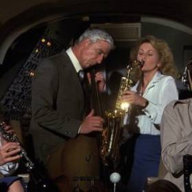 Připoutejte se, prosím je parodie na klišé a samotný katastrofický žánr a je v podstatě nepřímo remakem filmu "Zero Hour!" z roku 1957.