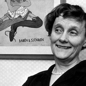 V roce 1923 začala pracovat v lokálním tisku, ale do dvou let otěhotněla s ženatým kolegou a byla nucena pod tlakem okolí odejít z domova.