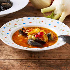 Rybí provensálská polévka se slávkami, šafránem, fenyklem a paprikami:

Suroviny:

40 g		olivový olej
50 g		žlutá paprika
50 g		červená paprika
50 g		cibule
50 g		pórek
100 g	fenykl na plátky
5 g		česnek na plátky
120 g	rajčata 
50 g		drcená rajčata
šafrán
provensálské bylinky
100 g		bílé víno 
600 g		rybí vývar
16 ks		slávek
200 g		rybí maso z mořských ryb
pažitka.

Postup:

Na olivovém oleji orestujte nejprve červenou a žlutou papriku na kostičky, pak přidejte cibuli nakrájenou na měsíčky, pak přidejte pórek a fenykl nakrájený na silné plátky. Pak přidejte česnek nakrájený na tenké plátky, šafrán, rajčata nakrájená na velké kostky a drcená rajčata. Vše krátce orestujte, podlijte vývarem a víno zredukujte na polovinu. Nakonec přidejte rybí vývar, provensálské bylinky, provařte 10 minut, osolte a přidejte slávky a rybí maso nakrájené na kostičky. Povařte 2-3 minuty, dokud se slávky neotevřou. Neotevřené slávky vyndejte a vyhoďte. Během vaření stahujte pěnu z polévky. Nakonec přidejte nasekanou pažitku.




