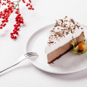 Slavnostní novoroční dvoučokoládový cheesecake

Suroviny
80 g rozpuštěného másla
15 větších tmavých sušenek (např. Buongiorno)

Náplň a obloha:
900 g sýru ricotta z La Formaggeria Gran Moravia, 200 g přírodního krupicového cukru, 4 lžíce prosátého kakaa, vanilkový lusk, 3 lžíce kvalitního kávového likéru, 3 velká vejce, 300 g zakysané smetany, 100 g rozpuštěné tmavé čokolády, 1 lžička instantní kávy + 2–3 lžičky mléka, 300 ml lehce ušlehané 40 % smetany, čokoládové hoblinky

Postup:
Troubu zahřejte na 180° C. Dno dortové formy o průměru 25 cm vyložte pečicím papírem. Horké máslo pečlivě promíchejte s jemně nadrcenými sušenkami. Napěchujte do formy a pečte 10 minut. Teplotu zvyšte na 240° C. Vyšlehejte ricottu s cukrem dohladka, vešlehejte vejce, kakao, vanilku a likér. Přidejte zakysanou smetanu, půlku rozpuštěné čokolády a kávu. Do zbylé čokolády vmíchejte mléko – tolik, aby vznikla hustá omáčka. Odložte. Stěny formy vymažte máslem a vylijte do ní připravenou směs a uhlaďte. Pečte 10 minut. Pak stáhněte teplotu na 110 °C a pečte dalších 25–30 minut. Potom troubu vypněte, otevřete a nechte 2 hodiny vystydnout. Pak dejte koláč vychladit do ledničky. Cheesecake opatrně vyjměte z formy a zbavte papíru na pečení. Potřete šlehačkou a pokapejte čokoládovou omáčkou. Podle chuti posypte hoblinkami čokolády.
