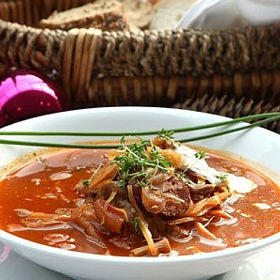 Slovenská vánoční kapustnice:

Suroviny:

40 g		sušené houby
50 g		sádlo
150 g	cibule
15 g		mletá paprika
150 g		klobása
100 g		uzené
600 g		voda
400 g		kysané zelí
200 g		brambory
sůl
mletý pepř
bobkový list  
50 g		sušené švestky
1 stroužek	česnek
100 g		zakysaná smetana.

Postup:

Houby si nejdříve alespoň na hodinu namočte a uvařte ve vodě. Ze zelí slijte lák, který použijte na dokyselení.
Na sádle zesklovaťte nadrobno nakrájenou cibuli, zaprašte sladkou paprikou, zamíchejte, přidejte zelí, bobkový list, uzené vcelku a zalijte vodou. Osolte a pomalu vařte. Po hodině přidejte uvařené houby, na kostky nakrájené brambory a klobásu nakrájenou přibližně na půlcentimetrová kolečka. Po uvaření brambor doměkka přidejte rozetřený česnek se solí, opepřete a dokyselte zbytkem láku. Vyndejte uvařené uzené maso a nakrájejte na kostky a vraťte do kapustnice.  Nakonec přidejte sušené švestky. Na zjemnění použijte zakysanou smetanu.

