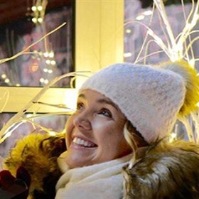 Nudí se i její rodiče, zapomenutí agenti pro nejmenovanou východní říši, kteří nemají nic jiného na práci, než aby slídili za svou vlastní dcerou. Když rodiče povolají starou známou Šárku a jejího syna Igora, aby Tanyu zasnoubili, je to poslední kapka v poháru Tanyiny touhy po svobodě.