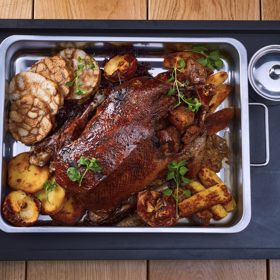 Škubánkové placky:

1 kg brambor /typ C čili varné/
sůl
300 g hrubé mouky /ta obsahuje správný podíl lepku a zajistí perfektní škubánkovou konzistenci/ + na podsypání těsta
250 g másla nebo sádla + sádlo na smažení
2 stroužky česneku /najemno nakrájené/
100 g oloupané bílé cibule /najemno nakrájenou/
180 g slaniny /nakrájíme na kostky o hraně 0,5 cm/.

Cibuli a slaninu za častého míchání na středním ohni orestujeme dozlatova ke konci přidáme česnek a necháme ho zpěnit, potom vše necháme vychladnout. 


Bramborové šišky:
 
1 kg brambor /typ C /
sůl
300 g hrubé mouky
50 g hrubší krupice
2 vejce.

Žemlové knedlíky:
500 g žemle /nakrájené na kostky/
4x vejce
1 lžíce plocholisté petržele /najemno nasekaná/
sůl
2 dl mléka
špetka muškátového květu
špetka bílého pepře
100 g hrubé mouky.
