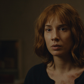 Marie - houslistka z disidentské rodiny, o kterou ji připravila emigrace na Západ. Teď se Marii stýská. Vrátit se do Československa byl její nápad. Marie je zpočátku trochu naivní, brzy to však vyváží svou energií a tvrdohlavostí. O světě tajných služeb neví zhola nic. Ale bude se muset naučit v něm chodit.
