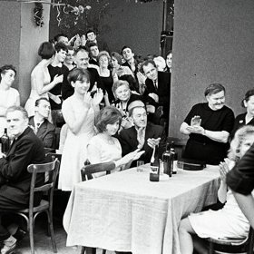 Hovorová řeč představuje katalog komunikačních defektů, zvlášť když se postavy snaží být oficiální. 