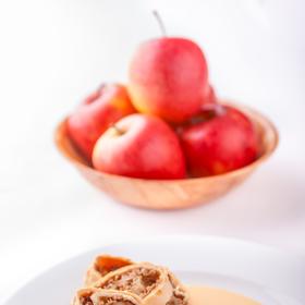 Vánoční jogurtový závin s jablky

Suroviny:
400 g hladké mouky, 150 g bílého jogurtu z La Formaggeria Gran Moravia, 200 g másla z La Formaggeria Gran Moravia, 1 vejce, špetka soli, olej (slunečnicový) na potření závinů

Náplň: 
8 lžic strouhanky nebo 20 ks nastrouhaných piškotů, 12 jablek (dle velikosti), cukr krupice, vanilkový cukr, skořice mletá, rozinky, vlašské ořechy, brusinky dle chuti

Příprava:
Mouku si prosijte na vál a přidejte špetku soli. Z mouky si udělejte hromádku, doprostřed udělejte důlek, do něho vklepněte vajíčko a dejte jogurt. Vidličkou tekuté ingredience vymíchejte s troškou mouky do hustší kašičky. Na mouku nastrouhejte na hrubém struhadle tuk (můžete ho i jen nakrájet) a vše rukama rychle zpracujte na měkké a nelepivé těsto. Dle potřeby ještě přidejte mouku. Těsto si rozdělte na 4 stejně velké díly a nechte odpočinout. Mezitím oloupejte a nahrubo nastrouhejte jablka a na sucho si na pánvi orestujte strouhanku (nebo nastrouhejte piškoty – 5 ks na závin). Z těsta na pomoučeném povrchu vyválejte obdélník o síle 2–3 mm, na 1/3 si nasypte část strouhanky, poklaďte lehce vymačkanými jablky (jen pokud jsou příliš šťavnatá), posypte cukry, skořicí, oříšky, rozinkami, ... co kdo rád. Pak těsto zaviňte jako klasický závin a okraje uzavřete, přehněte dospodu nebo dovnitř a přendejte na plech. Troubu rozehřejte na 180 °C. Záviny před pečením pomažte olejem a dejte péct do vyhřáté trouby na asi 25–30 min. Pečte do světlé barvy. Před podávání pocukrujte. Těsto na závin je krásně elastické, netrhá se, při pečení nepraská a chuťově je krásně jemné.
