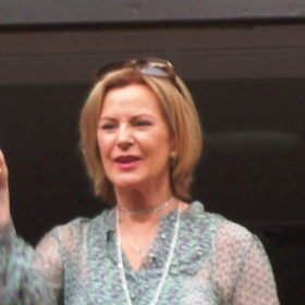 Vlastním jménem Anni-Frid Lyngstad Fredriksson, zpěvačka švédské skupiny Abba. Pochází z Norska a původně začínala m.j. s big bandem Bengta Sanlunda. Sólově nahrávala od r. 1967. Album Something´s Going On jí prokukoval Phil Collins.