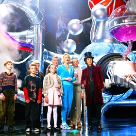 Režisér Tim Burton se rozhodl, že na rozdíl od původní verze, bude Wonka oblečený do tmavších barev, aby se zdůraznila tajemnost postavy.